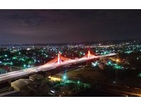 彰化“双塔脊背桥”夜间点灯　宛如一条光雕缎带铺大地