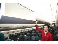 坚持头顶有置物柜　乘客强拆国泰A350天花板