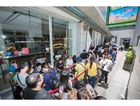 BAKE CHEESE TART开幕首日现人潮　8点半就有人卡位