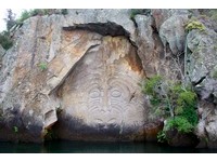 寻找湖中神秘毛利壁画　新西兰陶波湖游艇奇异之旅