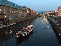 仓库与河景组成的无敌夜景！北海道必搭“小樽运河游船”
