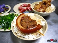 彰化深夜人气路边摊　主打有满足感的Q弹“r肉饭”