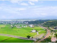 俯瞰渐层稻田、C型铁路弯道　苗栗秘境“郑汉步道”！