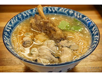 宜兰日式关东煮小店　还有加上辣油超对味的蚵仔面线