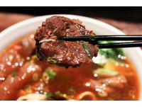 夜店冠军牛肉面　有大块牛腱、牛筋还有牛肉丸子