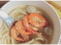 高雄人也太幸福了吧！早餐吃满满鲜虾的锅烧面只要70元