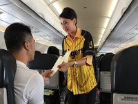 欢庆甲子园“台湾日”　台湾虎航空服员机上改穿阪神虎球衣