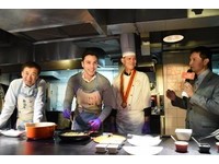 菲律宾“天菜”太帅了　免签首发团挑战麻辣臭豆腐
