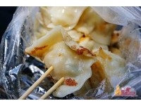 高雄铜板美食！满满高丽菜馅的金黄水煎饺　3粒只要10元