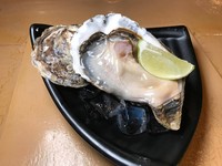 “野生巨大生蚝”超狂！板桥这家居酒屋能吃又能玩飞镖