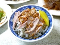 嘉义市场里的火鸡肉饭　加上半熟荷包鸭蛋超对味！