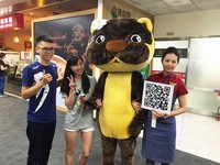 金门吉祥物水獭现身松机　合照就可获华信航空小礼物