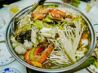 飘香20年热炒摊！熟客必点料多超丰富的招牌砂锅鱼头