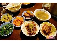 高雄深夜三轮车　怀旧古早味肉燥饭、香菇鸡汤