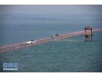 “最美水上公路”湖中隐隐约约　路桩点缀像一条银河
