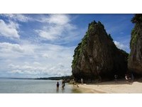 冲绳“备p,一线天”禁止进入　围起有刺铁丝栅栏谢绝游客
