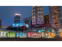 发光“毛毛虫”破茧而出！板桥公车转运站点灯成新亮点