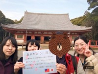 超暖心！台网友赴日本热门景点举牌致谢、送凤梨酥