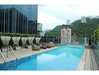 香港设计酒店打造29楼“透明泳池”　游起来像飘在空中