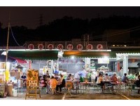 雾峰光复新村露天牛肉面！入夜后才有的“流水席”