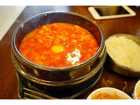 小菜、饮料、白饭无限量供应！桃园吃得到正宗韩式豆腐煲