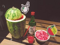 喝出夏日微醺滋味！整颗西瓜做成的限量“西瓜烧酒”