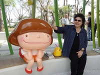 鸟松候车亭变身拍照景点！“小蘑菇”萌妹陪民众等车