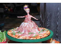 芭比洋娃娃披着生火腿肉　超吸睛的Pizza Gaga