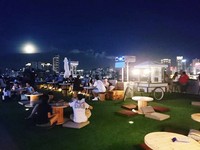 月光下躺着微醺！高雄高空酒吧铺上草皮　浪漫夏夜约会