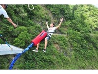 尖叫声在山谷间回荡！桃园高空弹跳　从14楼高度一跃而下