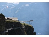 世界尽头景观！少女峰悬崖步道　镶在海拔2168米石头上