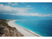 花莲“四八高地秘境”　居高临下之姿眺望七星潭月牙湾