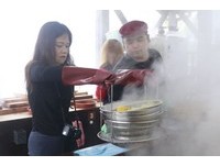 别府必吃“地狱蒸”　用来自地狱的温泉蒸气亲手煮食物