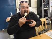 大口扒满满生鱼片盖饭　日本盐釜水产吃法超豪气