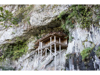 建造在垂直山壁之上　有日本最危险的国宝之称的投入堂