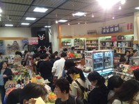 日本人用“爆买”支持熊本！银座熊本馆塞满抢购土产客