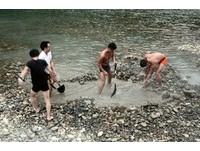 享受野溪趣！日本和歌山的秘境泡汤地　想泡温泉自己挖