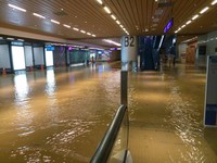 雷雨打乱桃机！华航下午6点后航班改到一航厦