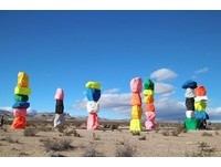 伫立沙漠的七座“彩虹巨石柱”　人类显得超迷你！