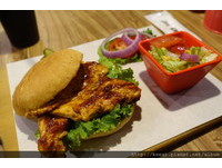 台北老字号美式汉堡店　有厚度的B.B.Q.烤鸡胸汉堡