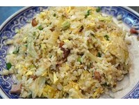 台北烧腊店大分量咸鱼叉烧炒饭　两个女生吃刚刚好！