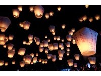 台日知名景点巨型主灯升空！2017平溪天灯节灯海超暖