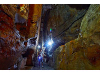 电影般的地底洞穴探险！到基隆佛手洞吹天然冷气