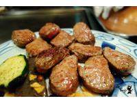 日本必吃神户牛铁板烧　软嫩口感配上蒜片超对味！