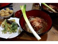30公分拇指粗大葱当筷子　福岛合掌村必吃“大葱荞麦面”