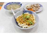 基隆仁爱市场旁小吃店　散发肉酱沙茶香的干面！