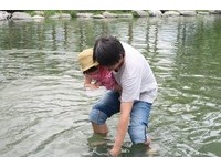 到花莲吃黄金蚬霜淇淋消暑！还能体验“摸蚬兼洗裤”