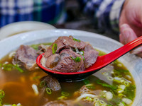清爽中带点中药味！台北“饕客”牛肉面、汤饺