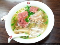 台北清新汤头牛肉面　还有斤饼沾上甜面酱超对味！