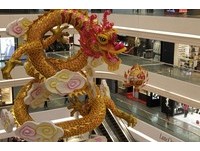 《七龙珠》神龙再现！香港时代广场45米金龙从天降落